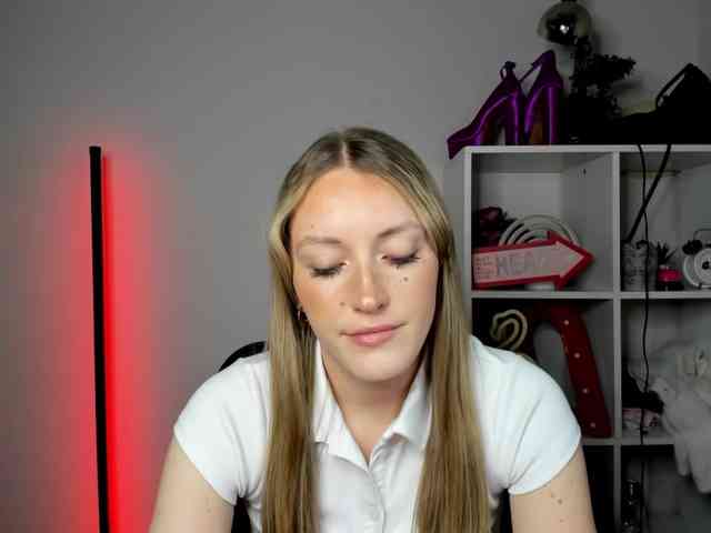 EvelynBlond26 webcam