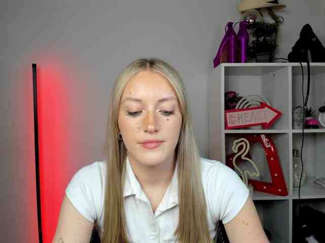 EvelynBlond26 webcam