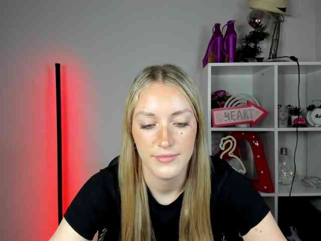 EvelynBlond26 webcam