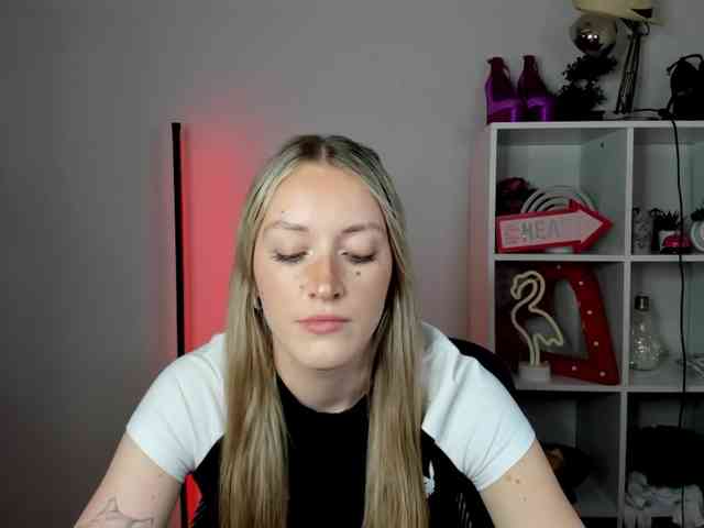 EvelynBlond26 webcam