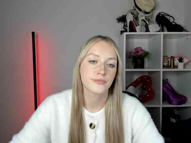 Model: EvelynBlond26