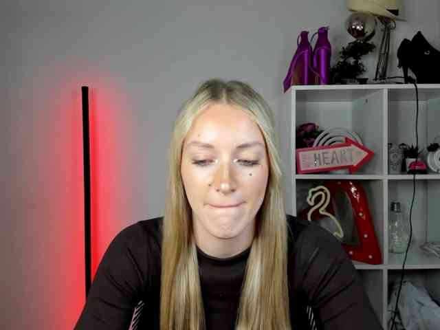 EvelynBlond26 webcam
