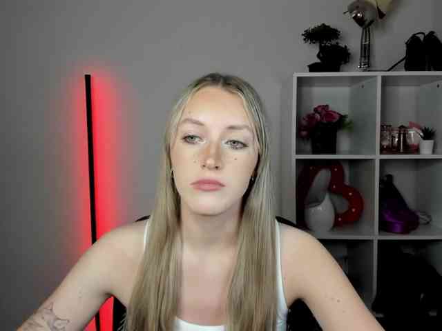 EvelynBlond26 webcam