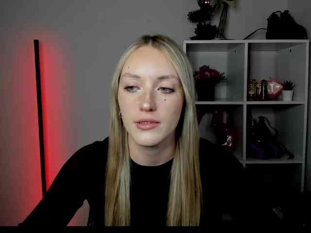 EvelynBlond26 webcam