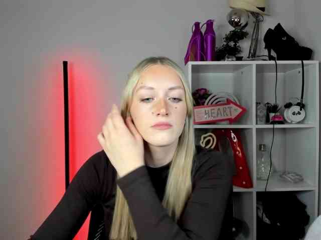 EvelynBlond26 webcam