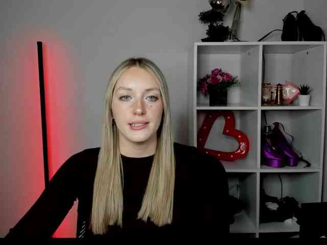 EvelynBlond26 webcam