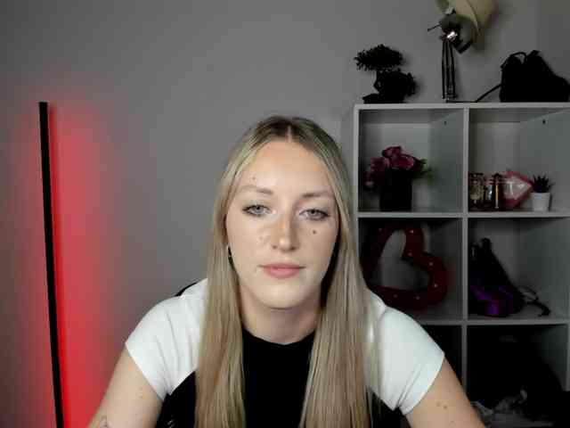 EvelynBlond26 webcam