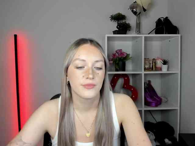 Model: EvelynBlond26