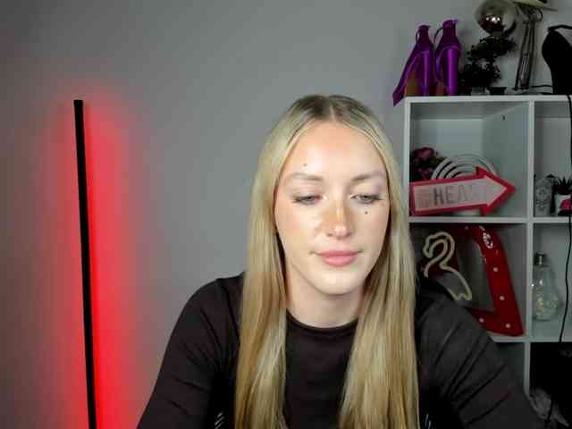 EvelynBlond26 webcam
