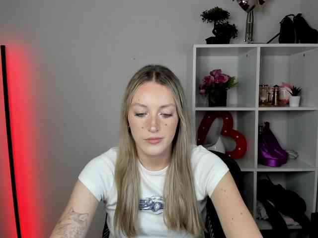 EvelynBlond26 webcam