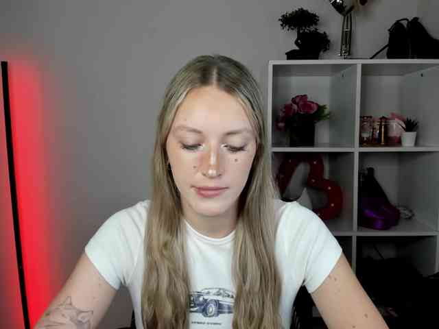 EvelynBlond26 webcam