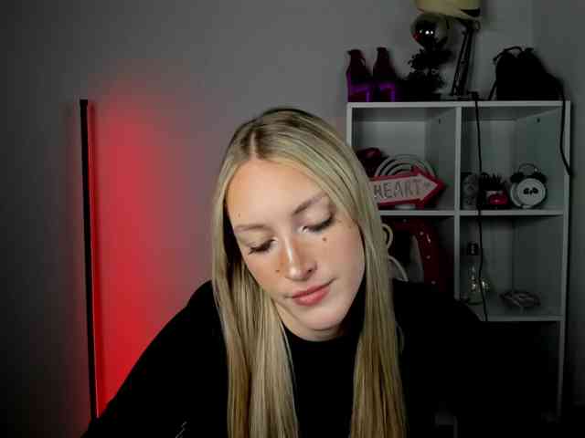 EvelynBlond26 webcam