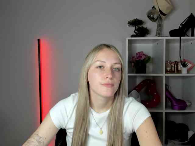 EvelynBlond26 webcam