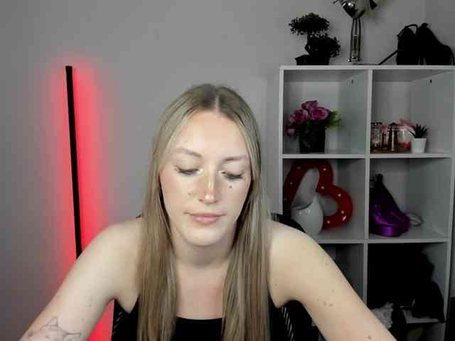 EvelynBlond Live Webcam on BongaCams