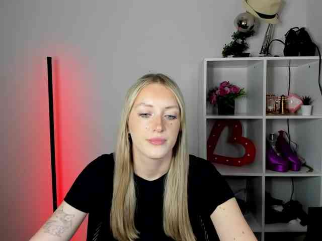 EvelynBlond26 webcam