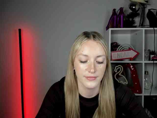 EvelynBlond26 webcam