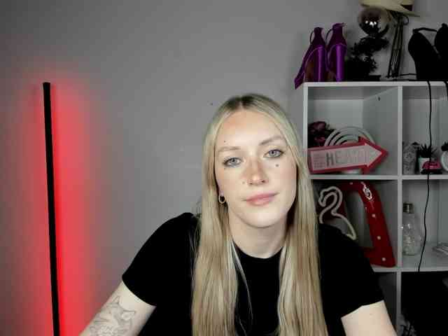 EvelynBlond26 webcam