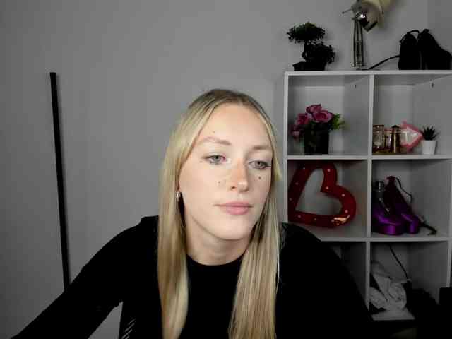 EvelynBlond26 webcam