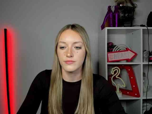 EvelynBlond26 webcam