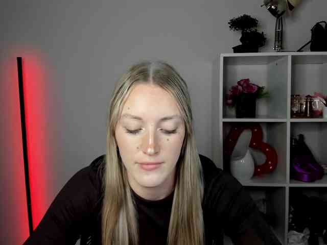 EvelynBlond26 webcam