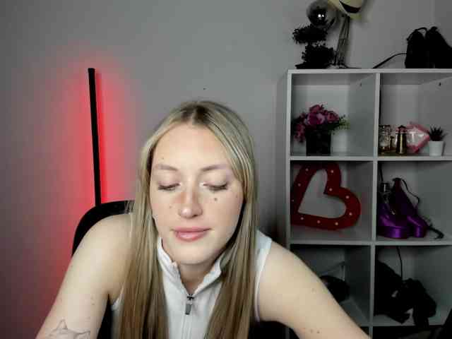 EvelynBlond26 webcam