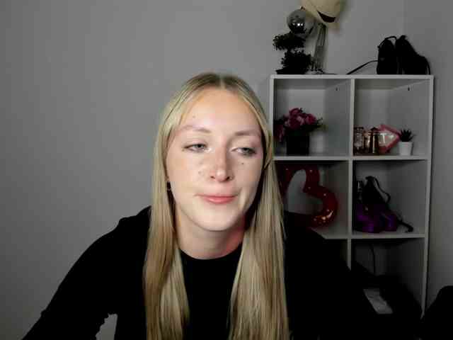 EvelynBlond26 webcam