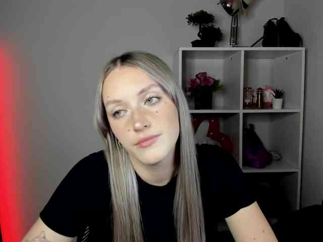 EvelynBlond26 webcam