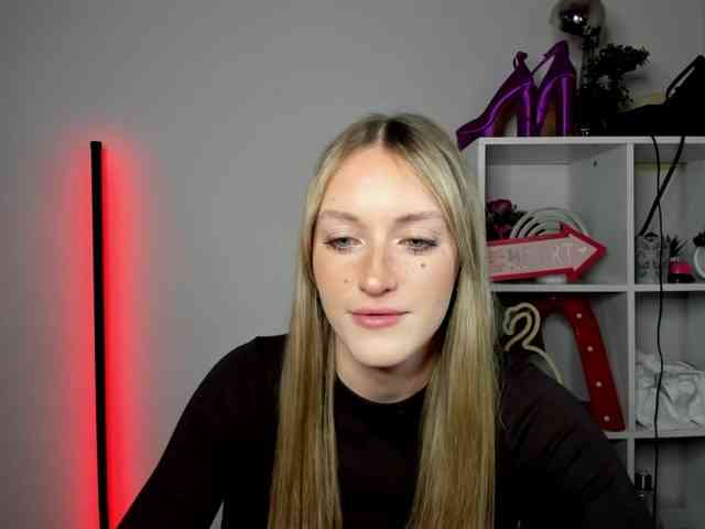 EvelynBlond26 webcam