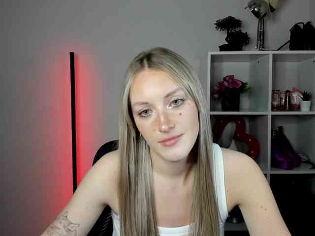 EvelynBlond26 webcam