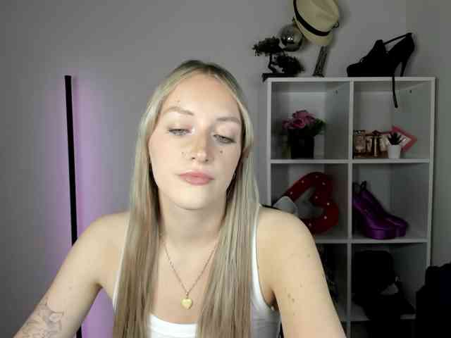 EvelynBlond26 webcam