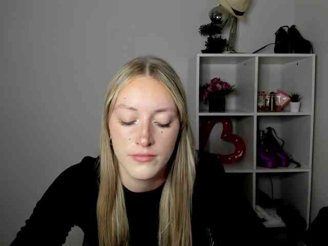 EvelynBlond26 webcam