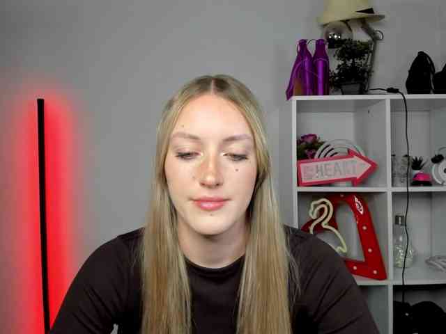 EvelynBlond26 webcam