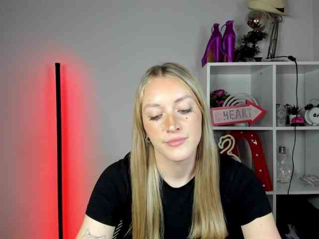 EvelynBlond26 webcam