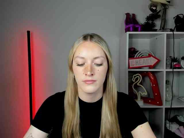 EvelynBlond26 webcam