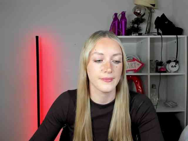 EvelynBlond26 webcam