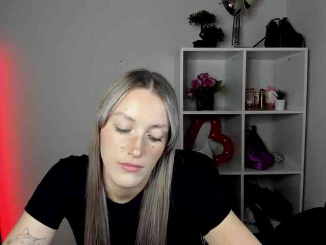 EvelynBlond26 webcam