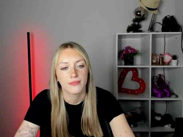 EvelynBlond26 webcam