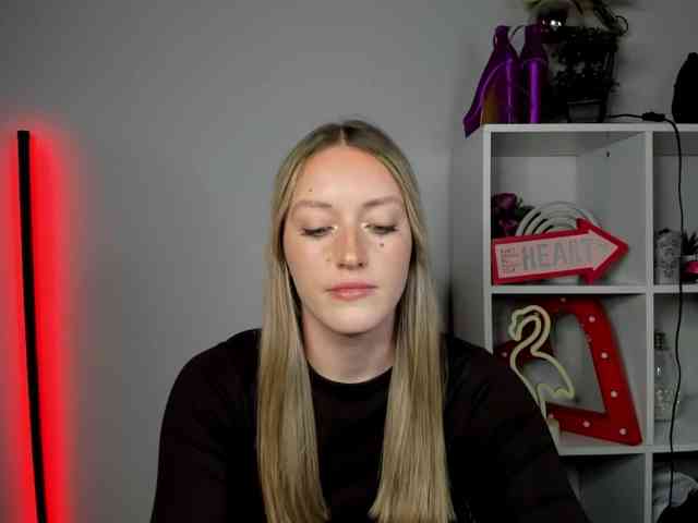 EvelynBlond26 webcam