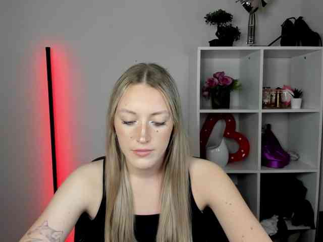 EvelynBlond26 webcam