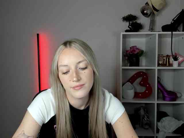 EvelynBlond26 webcam