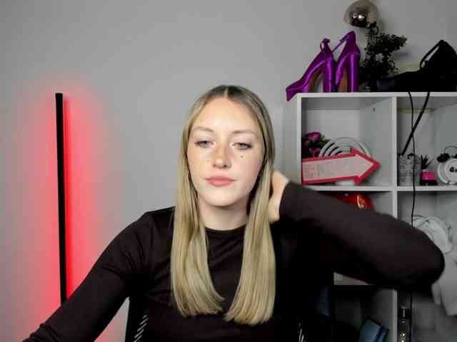 EvelynBlond26 webcam