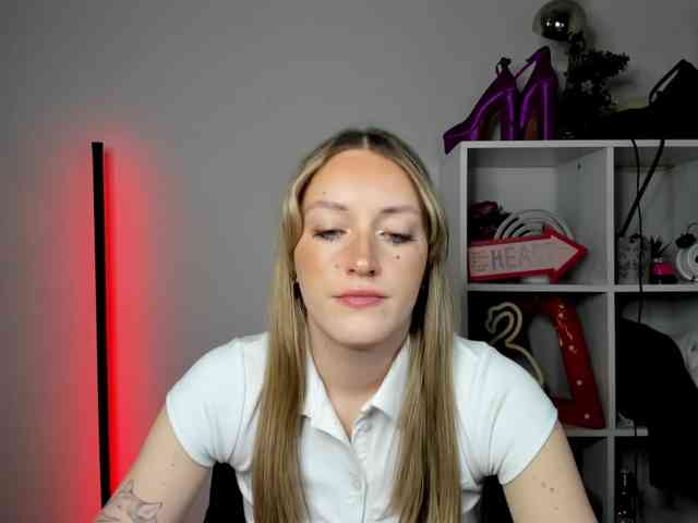 EvelynBlond26 webcam