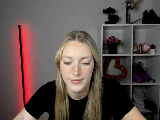 EvelynBlond26 webcam