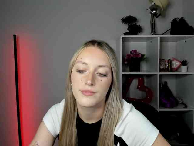EvelynBlond26 webcam