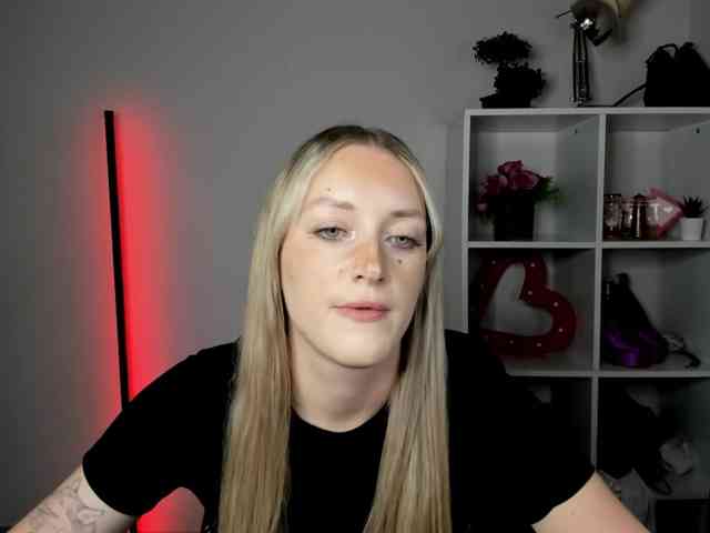 EvelynBlond26 webcam