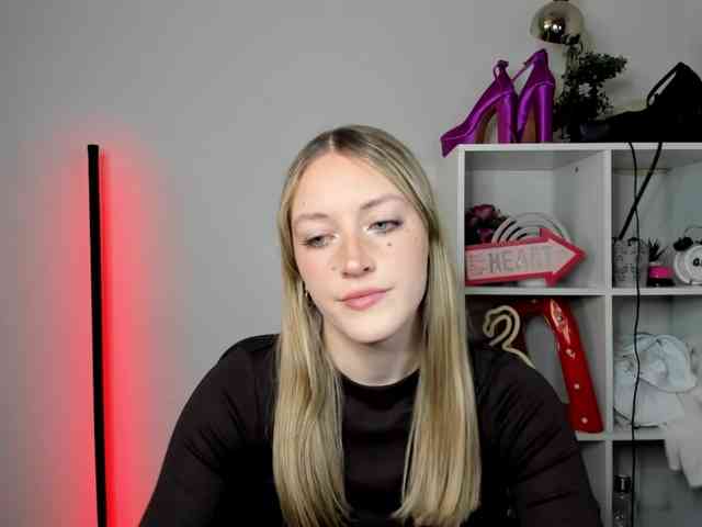 EvelynBlond26 webcam