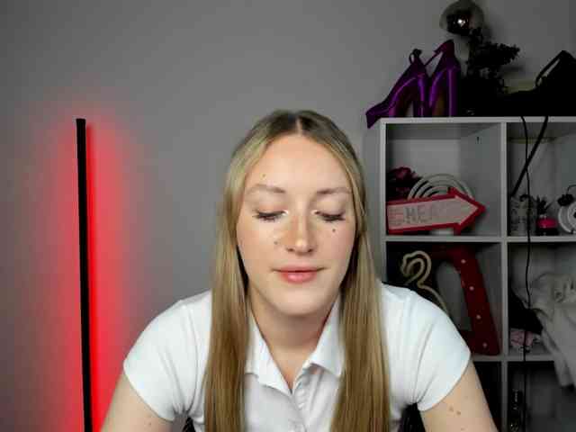 EvelynBlond26 webcam