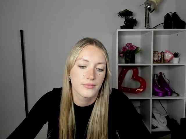 EvelynBlond26 webcam