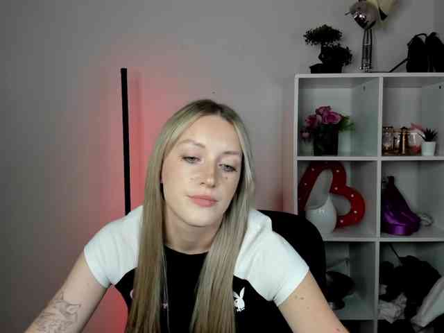 EvelynBlond26 webcam