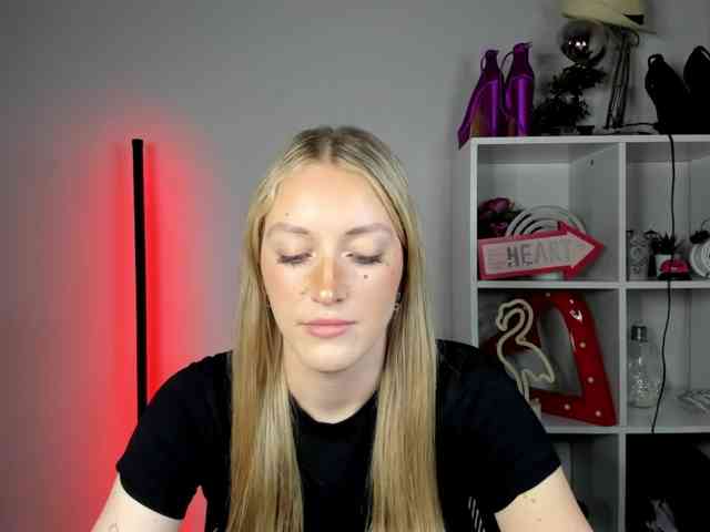 EvelynBlond26 webcam